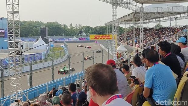 Hari pertama Formula E 2023 Jakarta resmi digelar pada Sabtu, 3 Juni 2023 di JIec Ancol. Acara tersebut dipenuhi antusiasme penonton yang memenuhi lokasi.