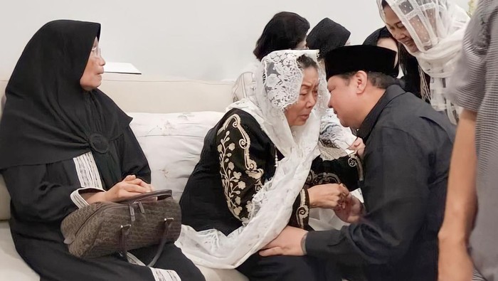 Airlangga Hartarto melayat ke rumah duka mertua Puan Maharani.