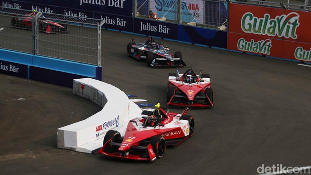 Sejumlah pembalap melaju dalam balapan Formula E 2023 Jakarta seri ke-10 di Jakarta International E-Prix Circuit (JIEC), Jakarta, Sabtu (3/6/2023).