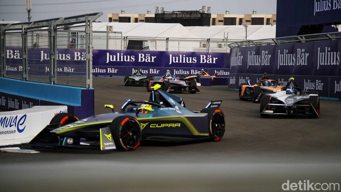 Sejumlah pembalap melaju dalam balapan Formula E 2023 Jakarta seri ke-10 di Jakarta International E-Prix Circuit (JIEC), Jakarta, Sabtu (3/6/2023).