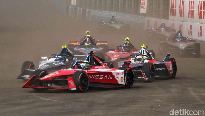 Aksi Gaspol Pebalap Formula E Jakarta 2023 Seri ke-10 Aksi Gaspol Pebalap Formula E Jakarta 2023 Seri ke-10