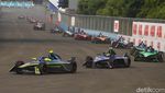 Gaspol... Aksi Pebalap Adu Cepat di Formula E Jakarta Seri ke-10