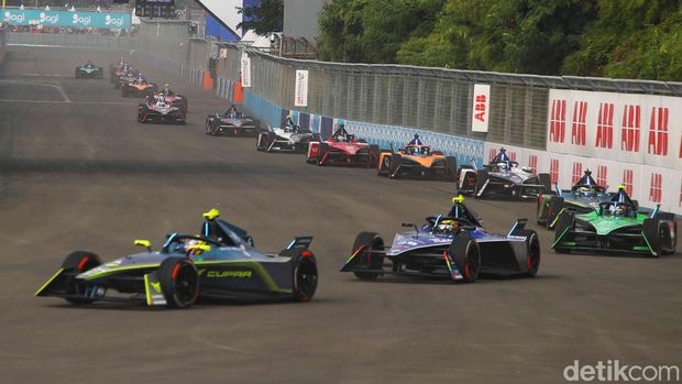 Aksi Gaspol Pebalap Formula E Jakarta 2023 Seri ke-10
