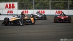Gaspol... Aksi Pebalap Adu Cepat di Formula E Jakarta Seri ke-10