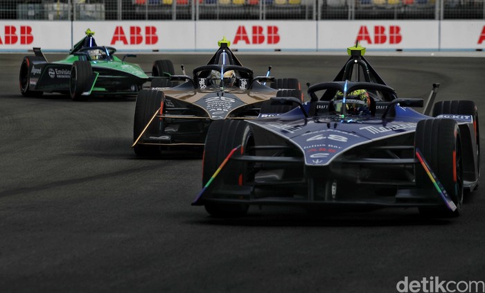 Aksi Gaspol Pebalap Formula E Jakarta 2023 Seri ke-10