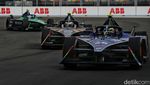 Gaspol... Aksi Pebalap Adu Cepat di Formula E Jakarta Seri ke-10