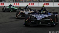 Sementara dua pebalap Jaguar TCS Racing yang banyak mendapat dukungan dari penonton Indonesia, yakni Mitch Evans dan Sam Bird terlihat kesulitan sejak awal perlombaan.