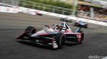 Gaspol... Aksi Pebalap Adu Cepat di Formula E Jakarta Seri ke-10