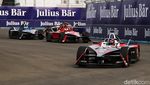 Gaspol... Aksi Pebalap Adu Cepat di Formula E Jakarta Seri ke-10