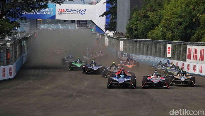 Aksi Gaspol Pebalap Formula E Jakarta 2023 Seri ke-10 Aksi Gaspol Pebalap Formula E Jakarta 2023 Seri ke-10