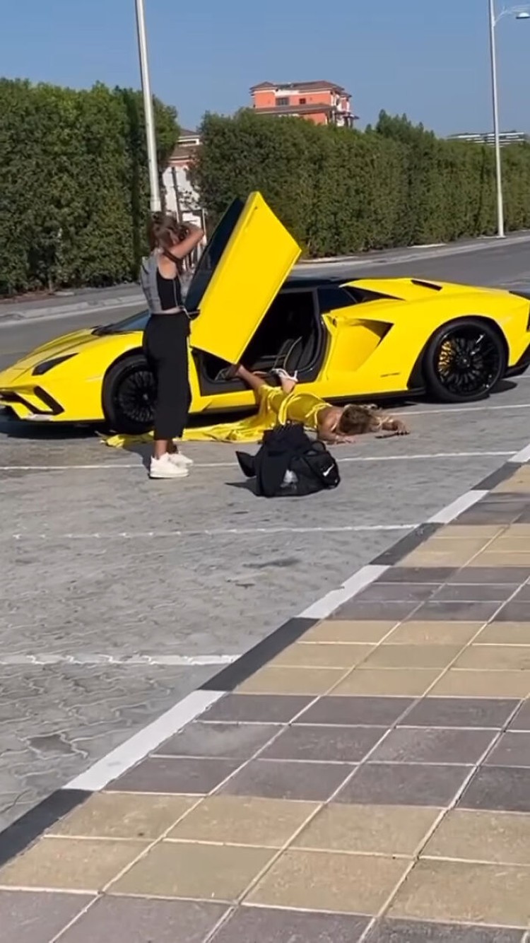 Aksi influencer saat bikin konten