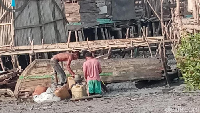 Aksi pencurian BBM dari pipa Pertamina di Belawan.