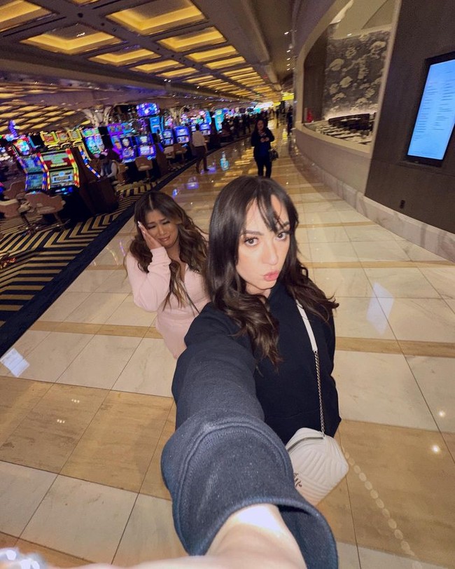 Tapi untuk foto paspor memang tidak disarankan merias wajah terlalu rumit yang bisa mengubah penampilan. Petugas imigrasi bisa saja melarang seseorang untuk mengambil fotonya jika makeup dianggap mendistorisl, misalnya saja eyeliner atau eyeshadow cat-eye yang terlalu dramatis. Makeup dengan glitter atau tindikan yang terlalu besar juga biasanya dilarang.Foto: Instagram Alisha Marie