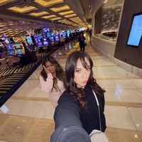 Tapi untuk foto paspor memang tidak disarankan merias wajah terlalu rumit yang bisa mengubah penampilan. Petugas imigrasi bisa saja melarang seseorang untuk mengambil fotonya jika makeup dianggap mendistorisl, misalnya saja eyeliner atau eyeshadow cat-eye yang terlalu dramatis. Makeup dengan glitter atau tindikan yang terlalu besar juga biasanya dilarang.Foto: Instagram Alisha Marie