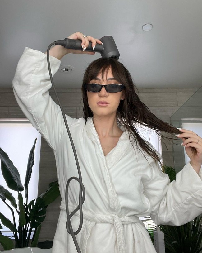 Untuk foto identitas, pastikan pula kompleksi yang diaplikasikan tidak jauh dari wajah asli. Hindari menggunakan foundation atau bedak yang terlalu terang atau gelap. Alasannya bukan hanya itu bisa mengubah penampilan mata tapi juga membuatnya tidak terbaca oleh AI, kata passport-photo.online.Foto: Instagram Alisha Marie