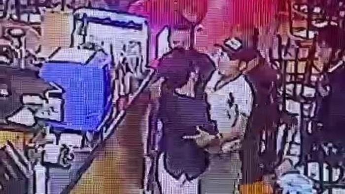 Andika saat akan ditangkap pria yang mengaku polisi. (Foto: Istimewa)