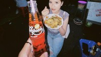 Kemudian ada juga momen Anggi Marito saat menikmati nasi goreng pinggir jalan. Tak lupa minuman andalannya ikut terpampang di foto. Foto: Instsgram @anggimarito