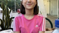 Melihat Instagramnya, pelantun ‘Tak Segampang Itu’ ini sering membagikan momen kulineran seru. Salah satunya momen menikmati minuman setelah lelah olahraga di GBK. Foto: Instsgram @anggimarito