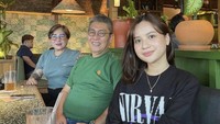 Terkadang ia juga mengajak kedua orangtuanya saat kulineran bareng kekasihnya. Begini momen Anggi saat di restoran bersama ayah dan ibunya. Foto: Instsgram @anggimarito