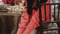 Mengenakan baju pink, begini pose Anggi Marito saat makan di sebuah acar resmi. Meja makannya dihiasi dengan bunga berwarna senada dengan pakaiannya. Foto: Instsgram @anggimarito
