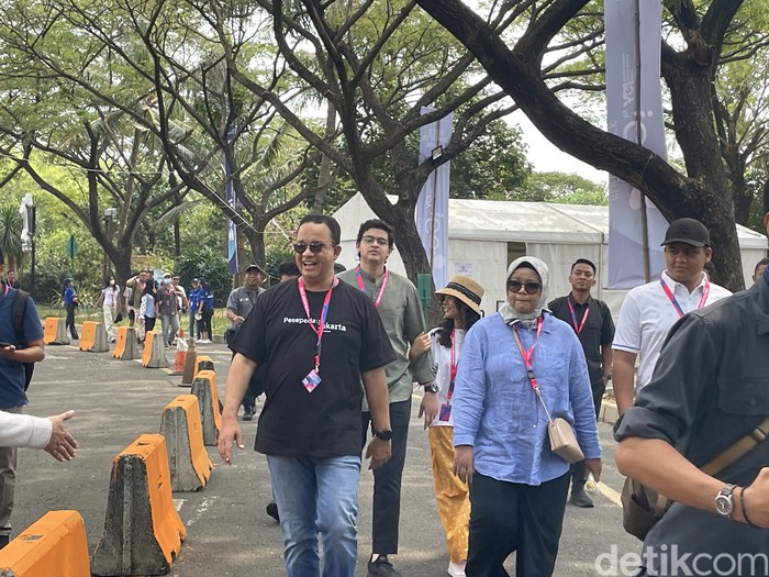 Anies Baswedan dan keluarga nonton Formula E 2023 di Ancol, Jakut (Silvia/detikcom)
