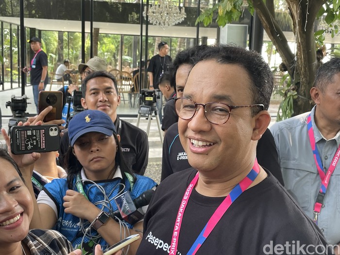 Anies Baswedan saat menonton Formula E Jakarta 2023 (SIlvia/detikcom).