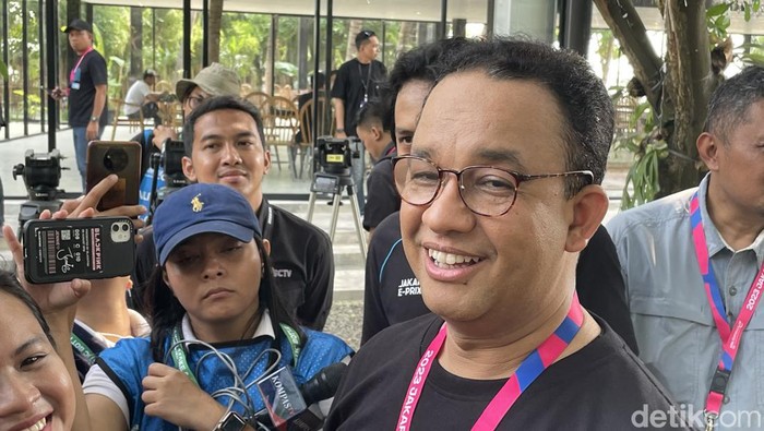 Anies Baswedan saat menonton Formula E Jakarta 2023 (SIlvia/detikcom).