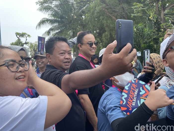 Anies Baswedan tiba di Ancol untuk menonton ajang balap Formula E 2023. Anies diserbu warga untuk berfoto dan diteriaki presiden (Silvia Ng/detikcom)