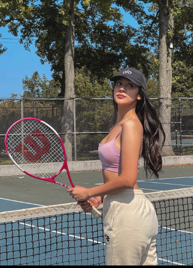 Ada momen di mana Anya Geraldine memilih bermain tenis menggunakan sport bra dan celana olahraga. Pilihan warna cerah menjadi pilihan tepat saat berolahraga outdoor. Foto: Instagram @anyageraldine