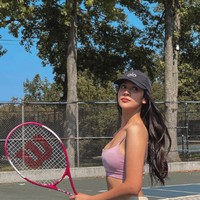 Ada momen di mana Anya Geraldine memilih bermain tenis menggunakan sport bra dan celana olahraga. Pilihan warna cerah menjadi pilihan tepat saat berolahraga outdoor. Foto: Instagram @anyageraldine