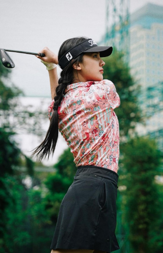 Kali ini penampilan Anya Geraldine lebih semarak saat main golf dengan printed blouse yang cerah kontras dipadukan rok hitam. Foto: Instagram @anyageraldine