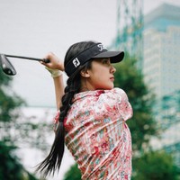 Kali ini penampilan Anya Geraldine lebih semarak saat main golf dengan printed blouse yang cerah kontras dipadukan rok hitam. Foto: Instagram @anyageraldine
