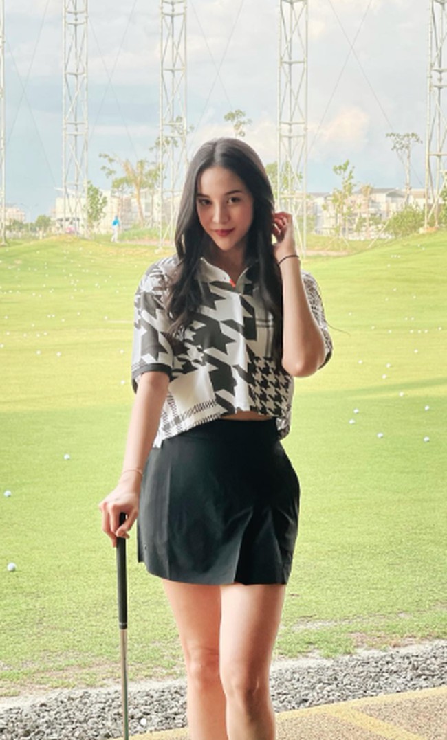 Anya Geraldine tampak cantik dengan blouse crop top dan rok pendek bernuansa monokrom. Foto: Instagram @anyageraldine