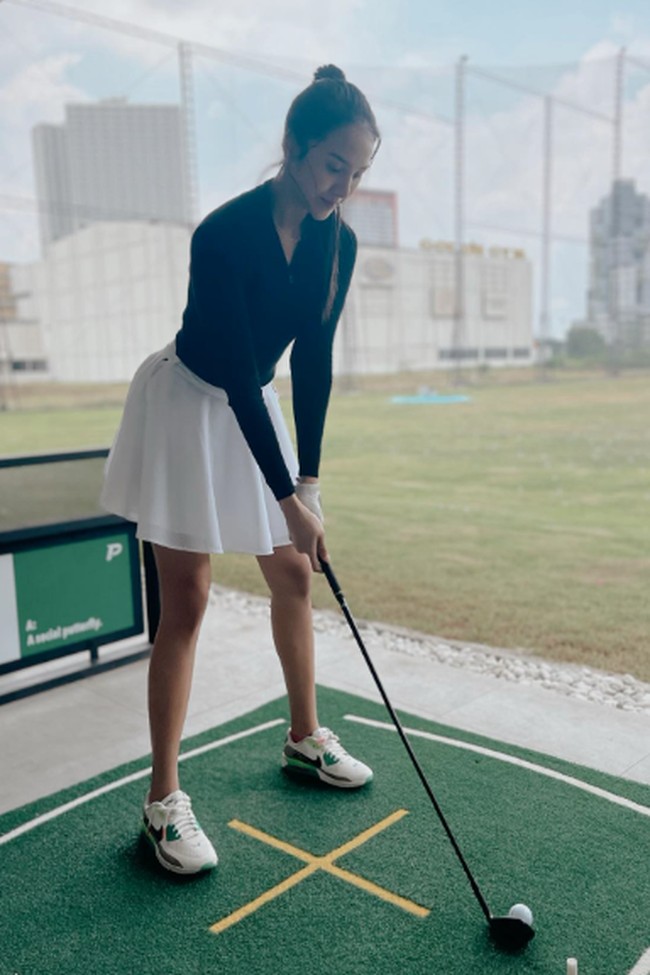 Kali ini Anya Geraldine memilih perpaduan rok rempel dan atasan lengan panjang. Gaya monokromnya terlihat simple dan stylish. Foto: Instagram @anyageraldine