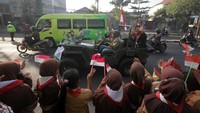 Atlet SEA Games 2023 Kamboja asal Sidoarjo menyapa siswa saat melintas di jalan A. Yani Sidoarjo, Jawa Timur, Sabtu (3/6/2023).