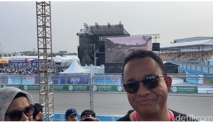 Bacapres Koalisi Perubahan untuk Persatuan, Anies Baswedan, menjagokan Mitch Evans juara Formula E 2023 Jakarta. Anies sedih Evans kecelakaan dan gagal finis. (Silvia Ng/detikcom)