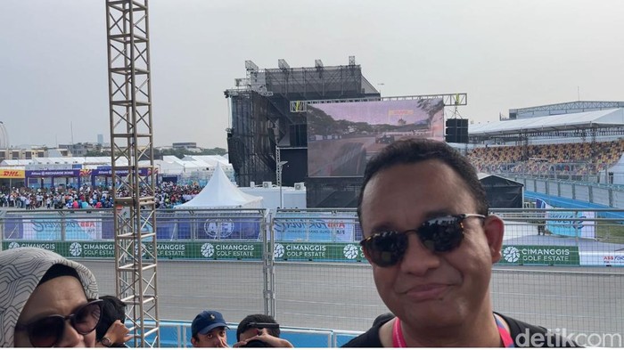 Bacapres Koalisi Perubahan untuk Persatuan, Anies Baswedan, menjagokan Mitch Evans juara Formula E 2023 Jakarta. Anies sedih Evans kecelakaan dan gagal finis. (Silvia Ng/detikcom)