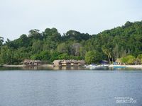 Santai Sore di Pulau Manyaifun Raja Ampat, Cantiknya Bikin Betah