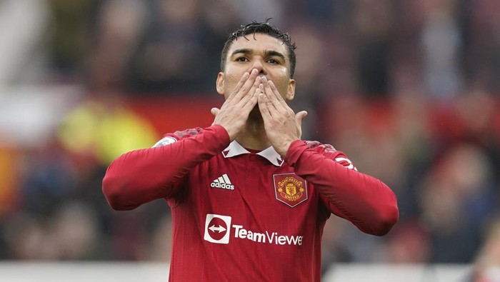 Manchester Uniteds Casemiro celebrates his teams 1-0 victory over Aston Villa at the end of the English Premier League soccer match between Manchester United and Aston Villa at the Old Trafford stadium in Manchester, England, Sunday, April 30, 2023. (AP Photo/Dave Thompson)