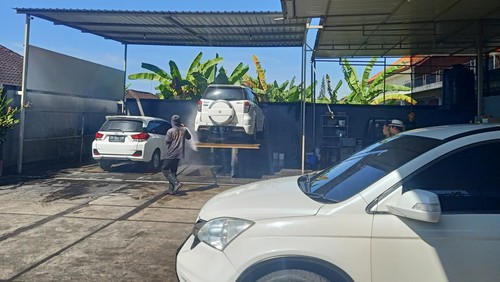 Salah satu pencucian mobil di Jembrana yang laris saat Tumpek Landep, Sabtu (3/6/2023).