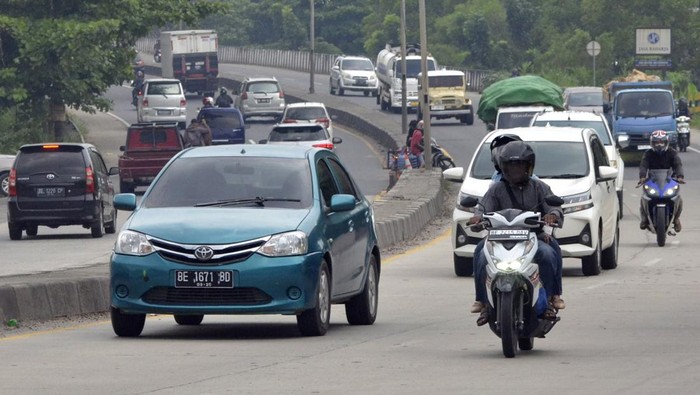 Dampak kenaikan tarif tol Bakauheni-Terbanggi Besar Kendaraan melintas di jalan lintas Sumatera (Jalinsum) ruas Bakauheni β Terbanggi Besar, di Bandar Lampung, Lampung, Sabtu (03/06/2023). Kenaikan tarif Jalan Tol ruas Bakauheni-Terbanggi Besar hingga 67 persen menyebabkan sejumlah pengguna jalan beralih menggunakan jalur Jalinsum menuju Pelabuhan Bakauheni atau sebaliknya. ANTARA FOTO/Ardiansyah/rwa.