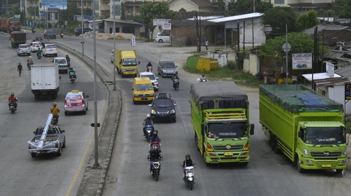 Kendaraan melintas di jalan lintas Sumatera (Jalinsum) ruas Bakauheni – Terbanggi Besar, di Bandar Lampung, Lampung, Sabtu (03/06/2023). Kenaikan tarif Jalan Tol ruas Bakauheni-Terbanggi Besar hingga 67 persen menyebabkan sejumlah pengguna jalan beralih menggunakan jalur Jalinsum menuju Pelabuhan Bakauheni atau sebaliknya. ANTARA FOTO/Ardiansyah/rwa.