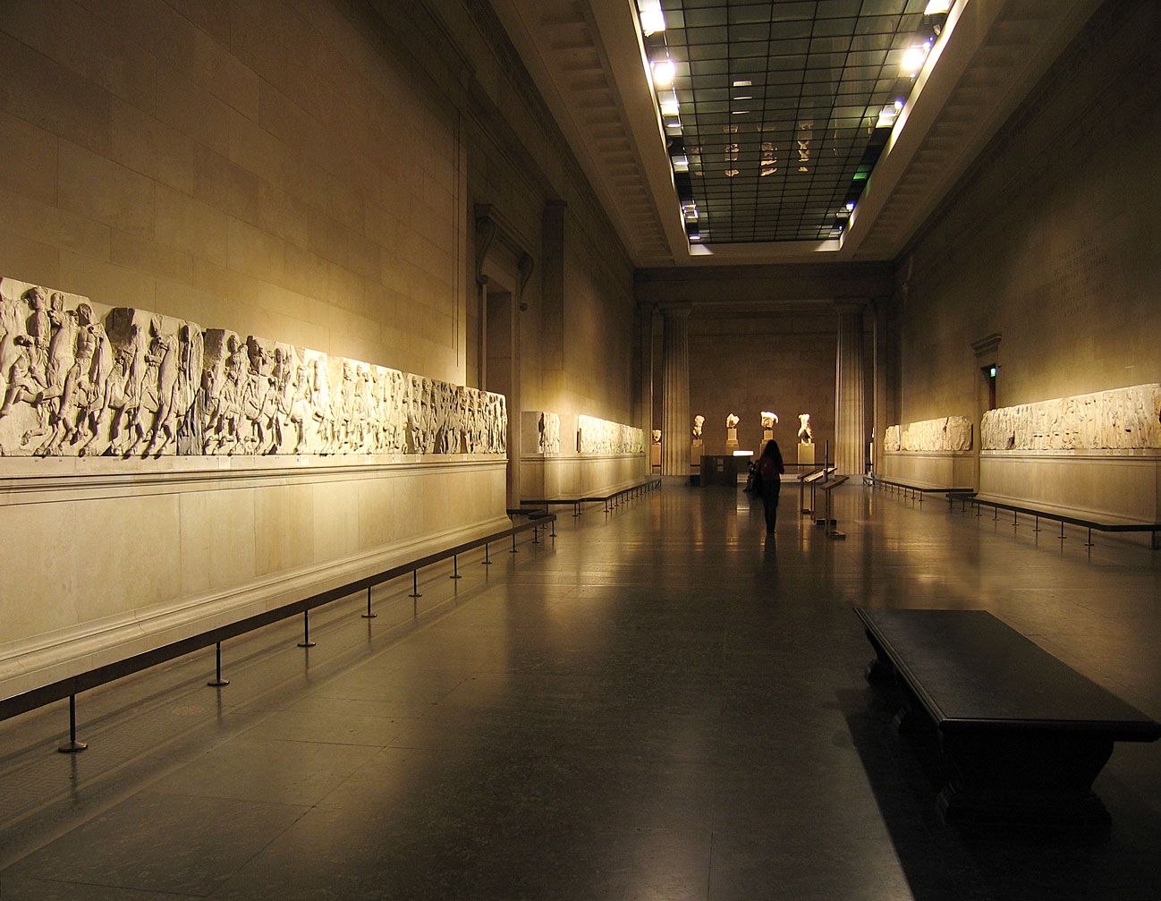Deretan Parthenon's Marble di ruangan British Museum, London.