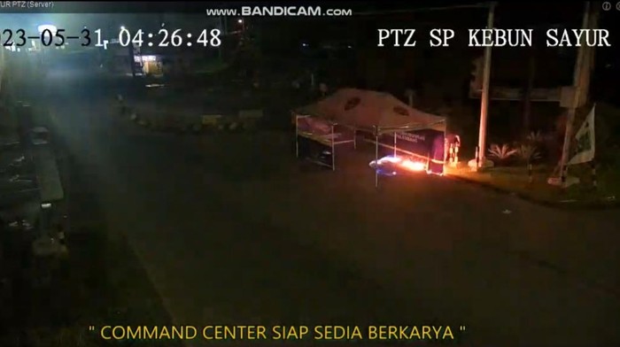 Detik-detik pos sementara Dishub dan Polrestabes Palembang dibakar.