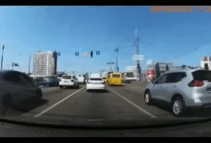 Detik-detik Rudal Jatuh Tepat di Samping Mobil di Jalanan Ukraina