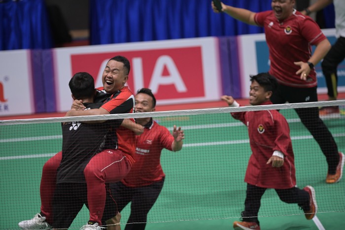 Tim pebulu tangkis beregu putra menunjukkan medali emas yang diraihnya pada final bulu tangkis beregu putra ASEAN Para Games 2023 di Morodoc Techo Badminton Hall, Phnom Penh, Kamboja, Sabtu (3/6/2023). Indonesia meraih emas pertama ASEAN Para Games 2023 dari bulu tangkis beregu putra setelah menang atas Malaysia dengan skor 2-1. ANTARA FOTO/Zabur Karuru/rwa.