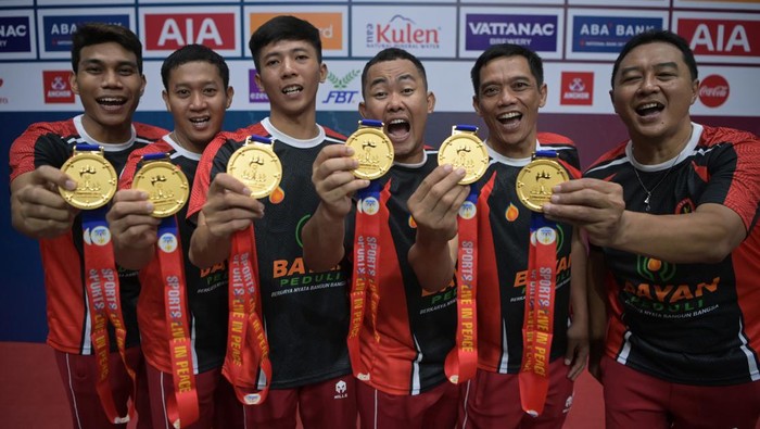 Tim pebulu tangkis beregu putra menunjukkan medali emas yang diraihnya pada final bulu tangkis beregu putra ASEAN Para Games 2023 di Morodoc Techo Badminton Hall, Phnom Penh, Kamboja, Sabtu (3/6/2023). Indonesia meraih emas pertama ASEAN Para Games 2023 dari bulu tangkis beregu putra setelah menang atas Malaysia dengan skor 2-1. ANTARA FOTO/Zabur Karuru/rwa.