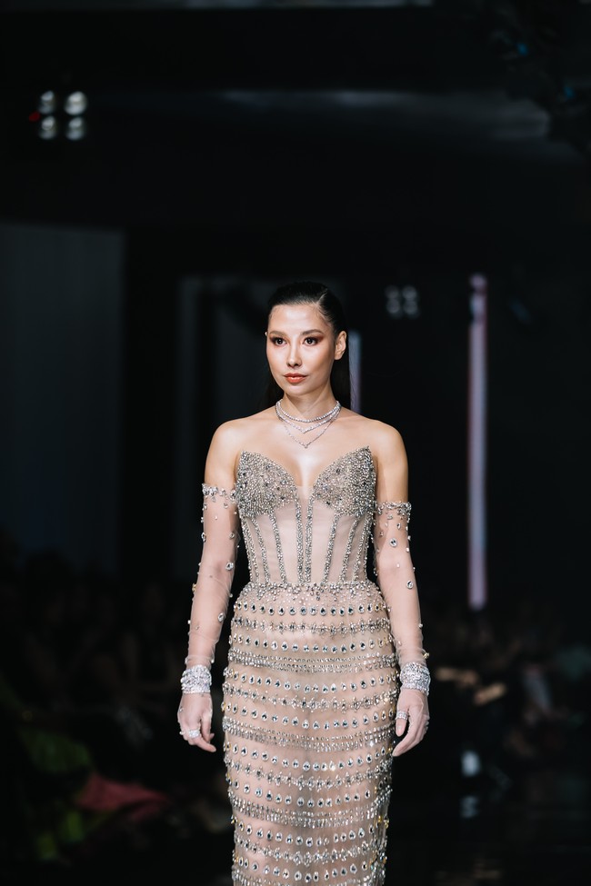 Monica Ivena menggelar fashion show bertajuk Kaleidoskope Dreams di St. Regis Jakarta. Monica yang karyanya pernah dipakai Taylor Swift, Khloe Kardashian, Nicole Scherzinger, hingga aktris Sydney Sweeney merilis koleksi gaun malam penuh warna. Foto: Mohammad Abduh/detikcom.
