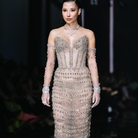 Monica Ivena menggelar fashion show bertajuk Kaleidoskope Dreams di St. Regis Jakarta. Monica yang karyanya pernah dipakai Taylor Swift, Khloe Kardashian, Nicole Scherzinger, hingga aktris Sydney Sweeney merilis koleksi gaun malam penuh warna. Foto: Mohammad Abduh/detikcom.