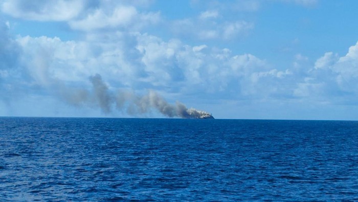 Foto KRI Teluk Hading terbakar di Perairan Bira, Bulukumba, Sulawesi Selatan (Sulsel). Dokumen Istimewa